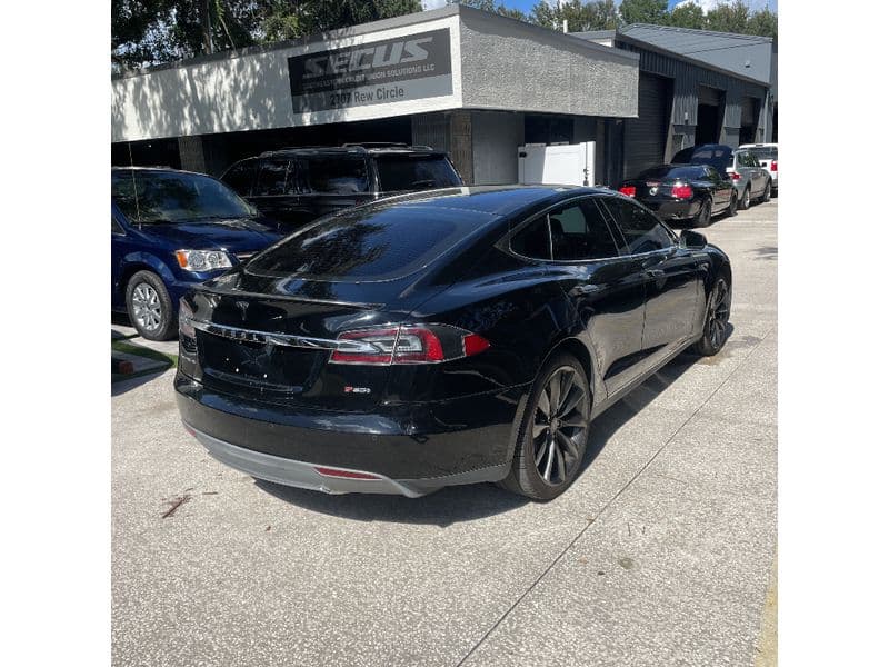2013 Tesla Model S view 3