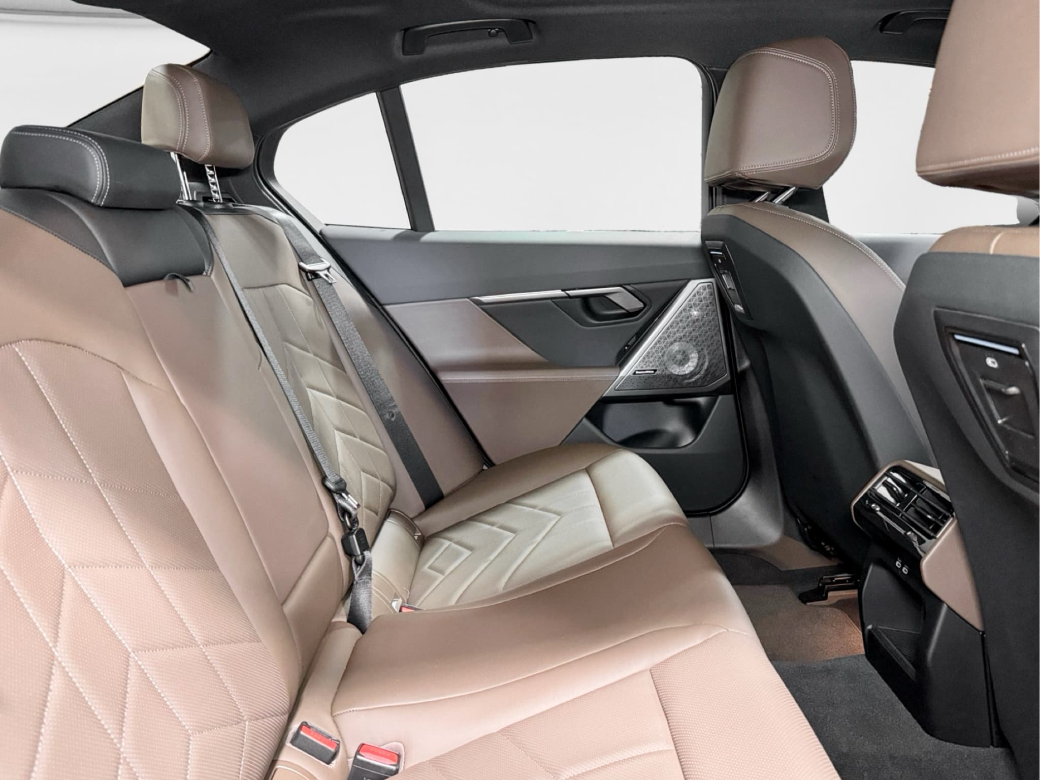 2024 BMW i5 view 21