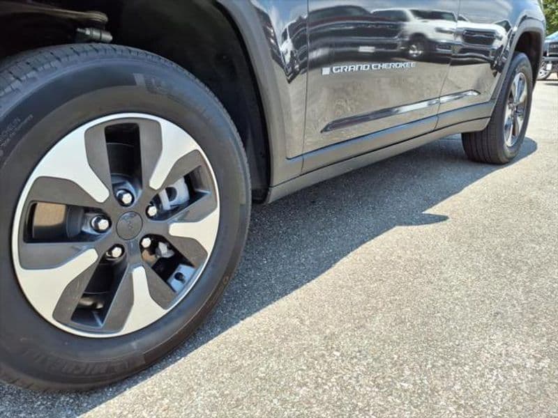 2024 Jeep Grand Cherokee 4xe view 10