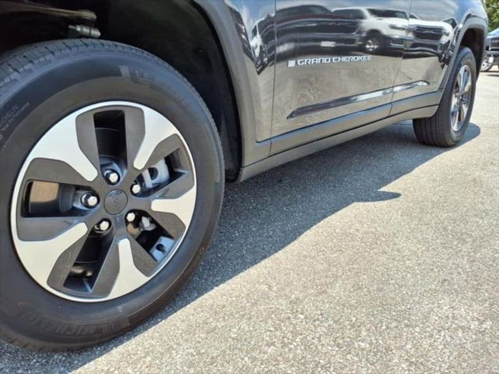 2024 Jeep Grand Cherokee 4xe view 10