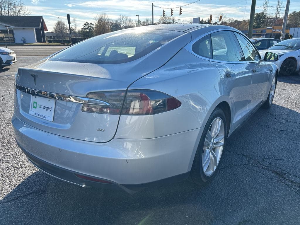 2014 Tesla Model S view 4