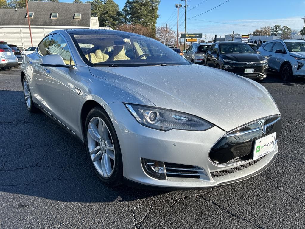 2014 Tesla Model S view 5