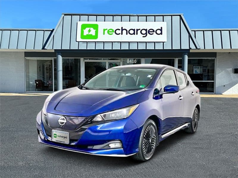 2023 Nissan LEAF view 3