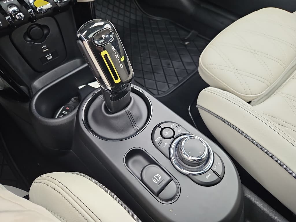2022 MINI SE Hardtop view 19