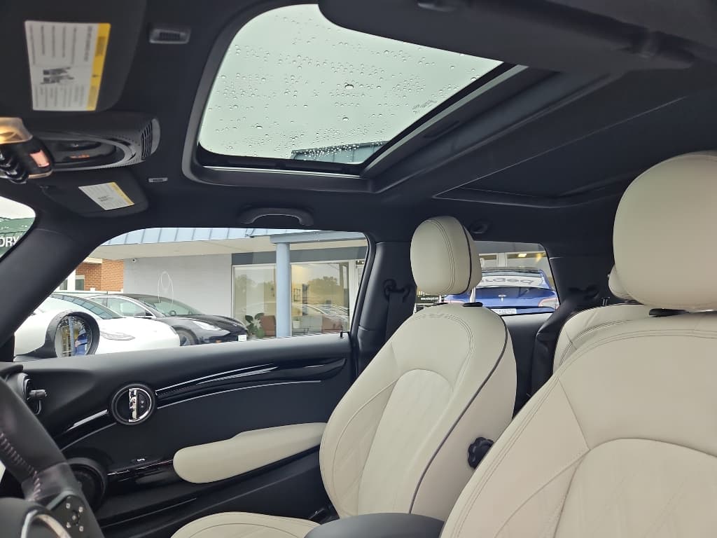2022 MINI SE Hardtop view 23