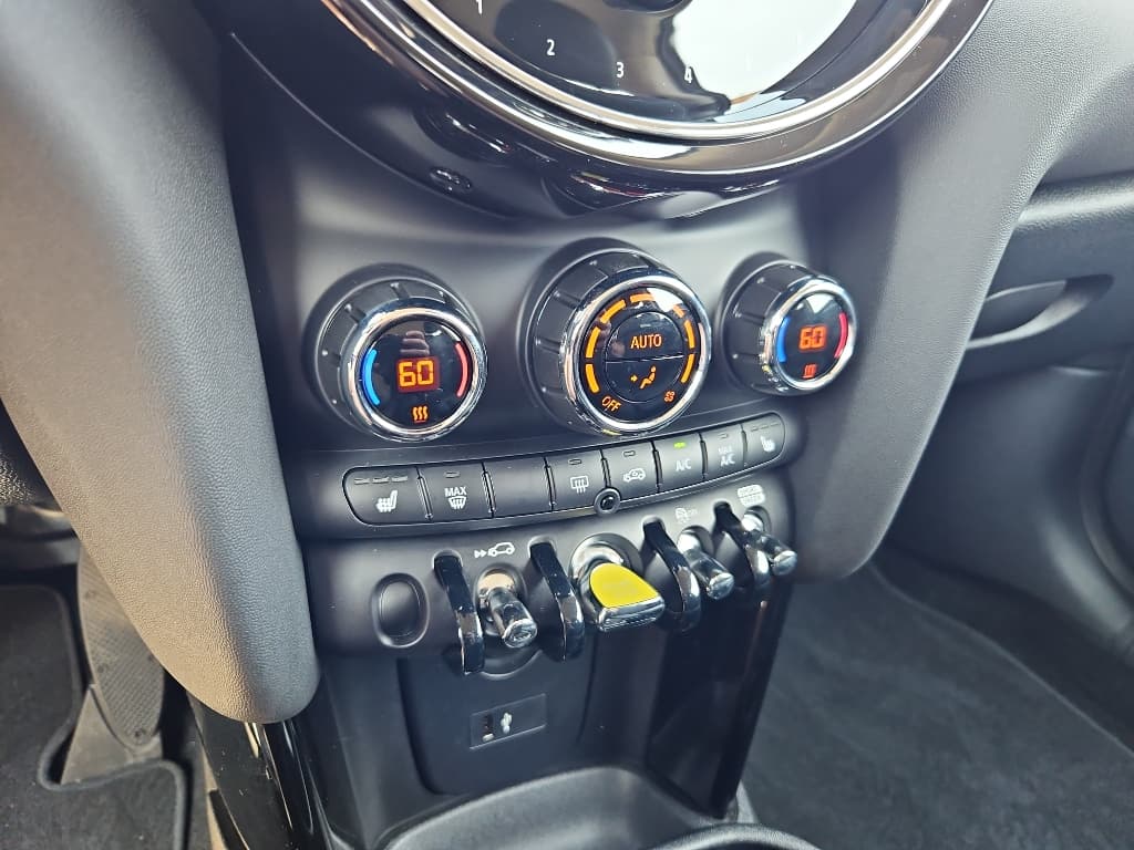 2023 MINI SE Hardtop view 14