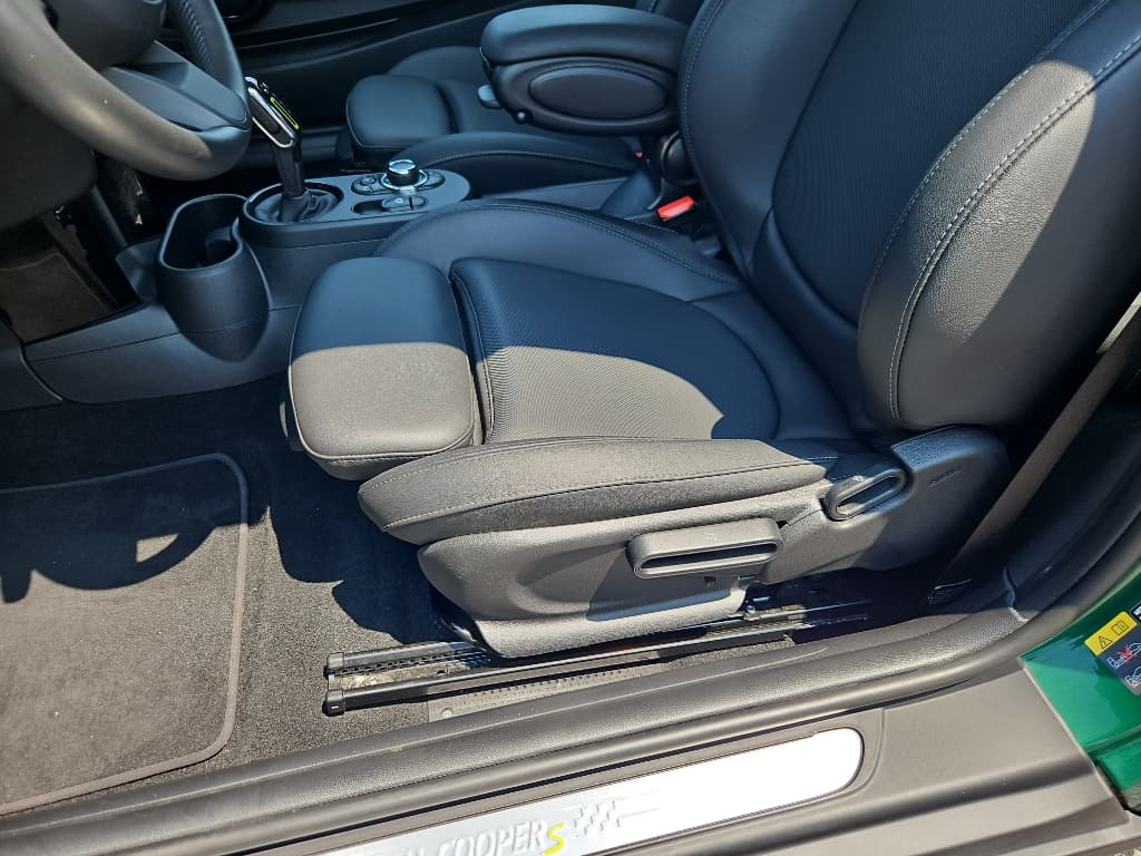 2023 MINI SE Hardtop view 7