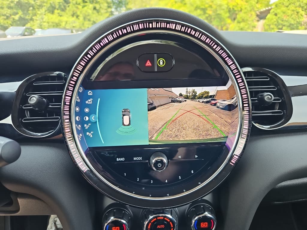 2023 MINI SE Hardtop view 13