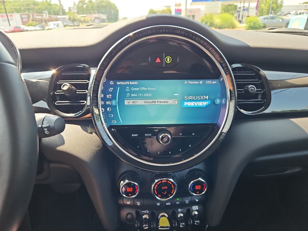 2023 MINI SE Hardtop view 12