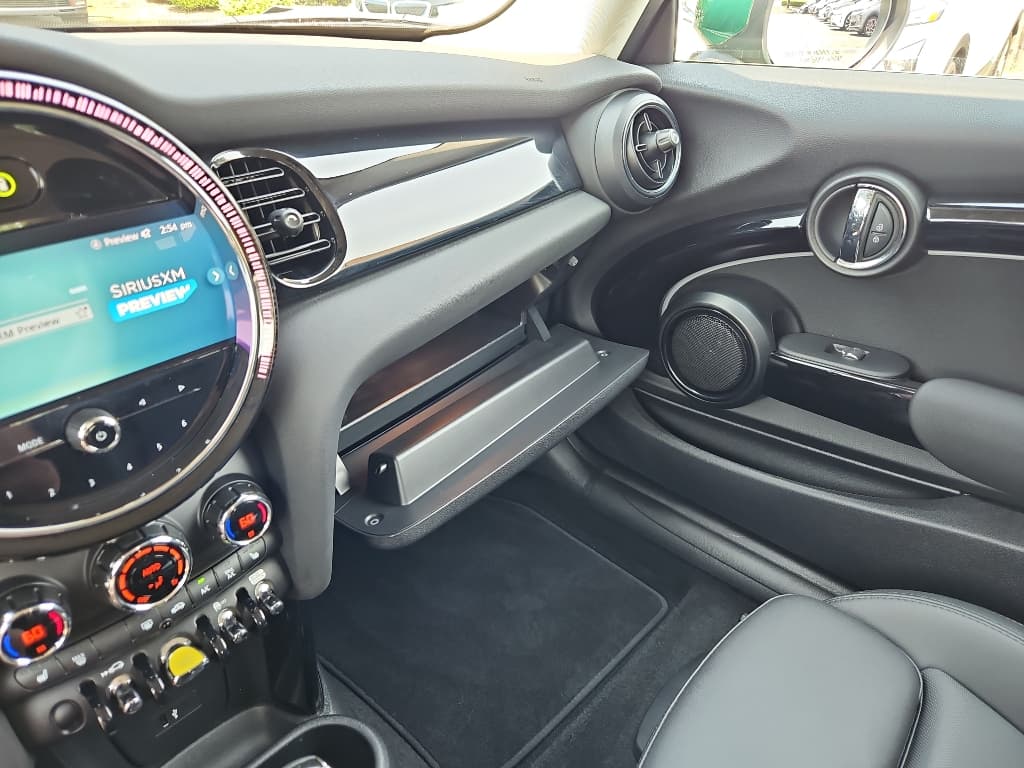 2023 MINI SE Hardtop view 17