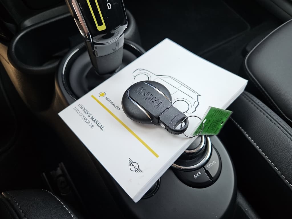 2023 MINI SE Hardtop view 18