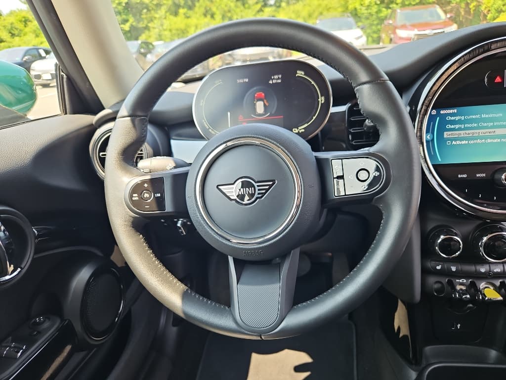 2023 MINI SE Hardtop view 8