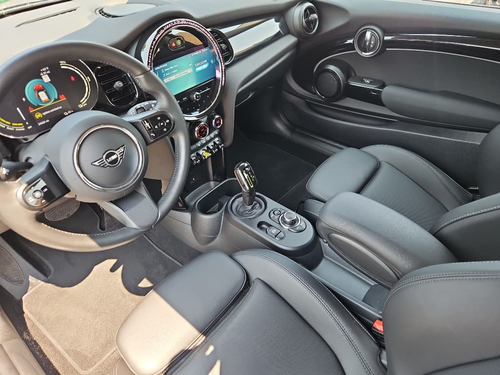 2023 MINI SE Hardtop view 15