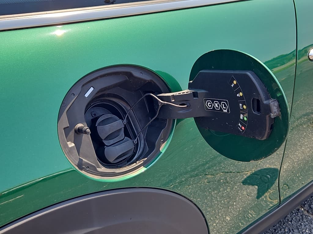 2023 MINI SE Hardtop view 5