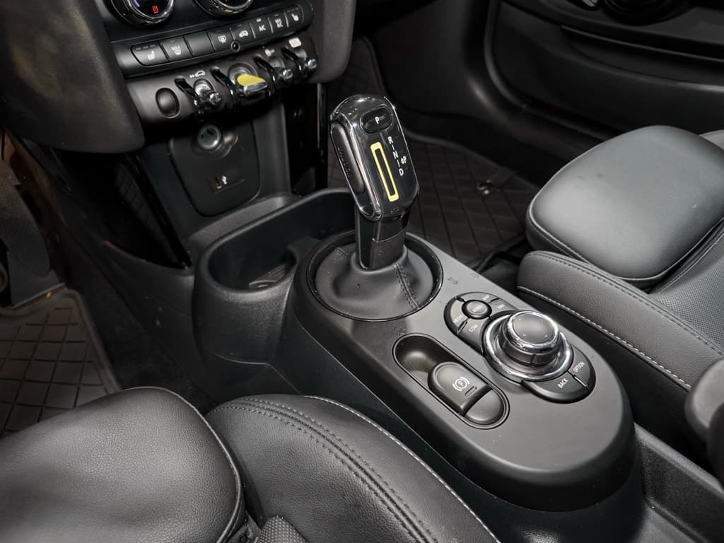 2024 MINI SE Hardtop view 19