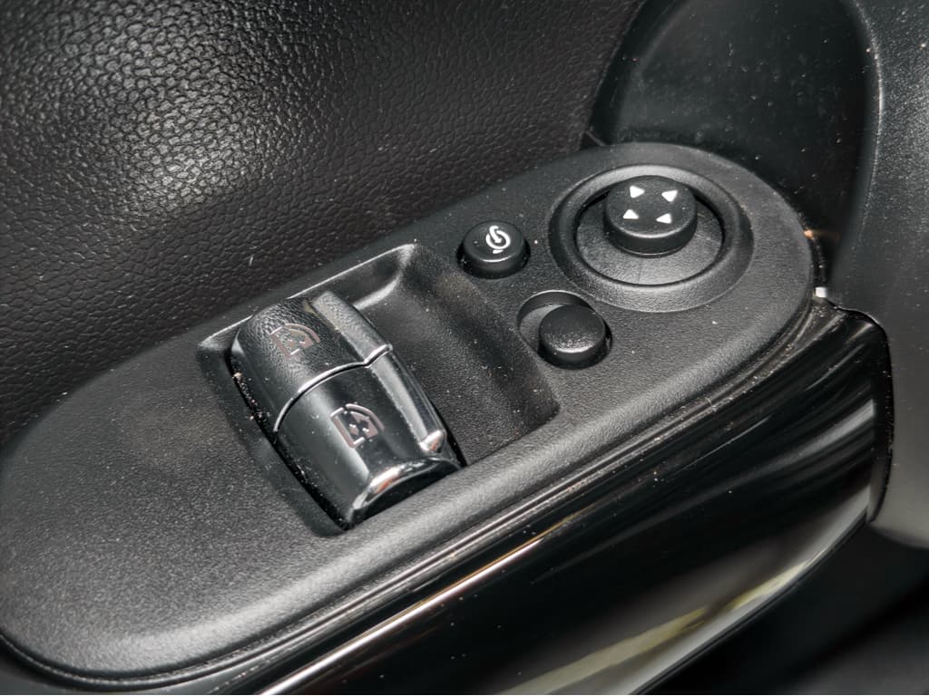 2024 MINI SE Hardtop view 8