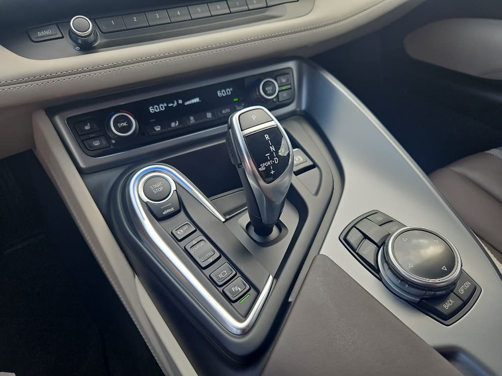 2014 BMW i8 view 17