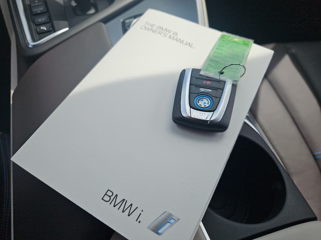 2014 BMW i8 view 19