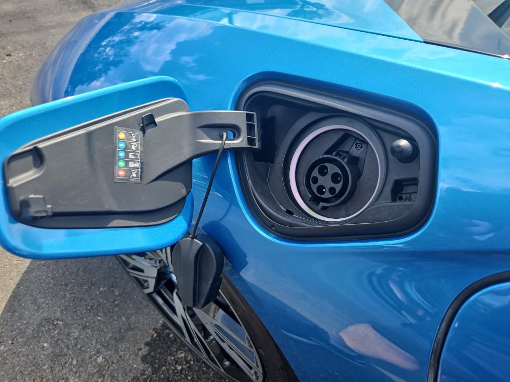 2014 BMW i8 view 6