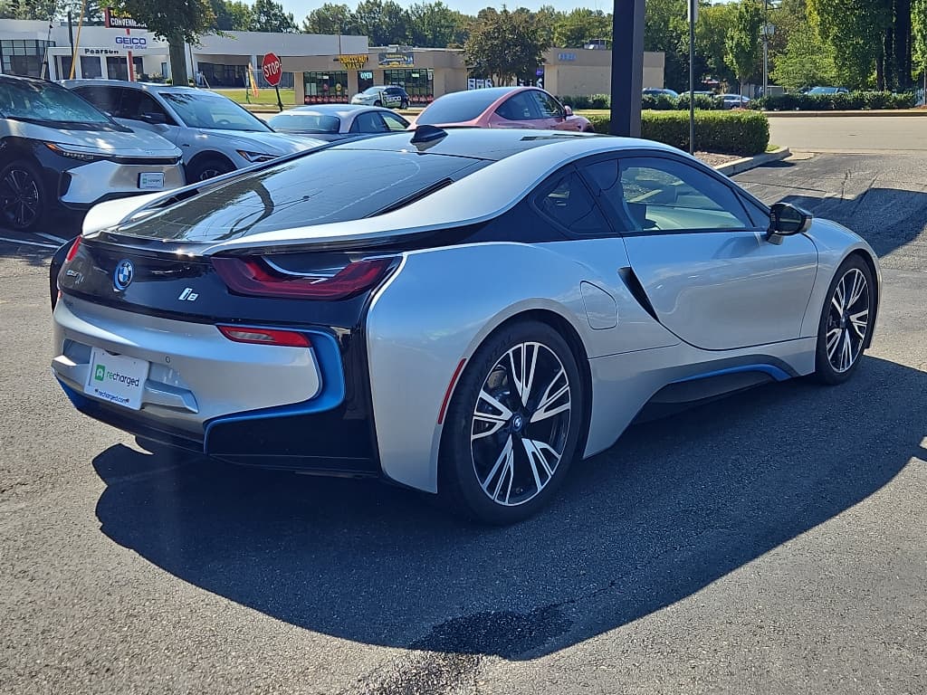 2014 BMW i8 view 3