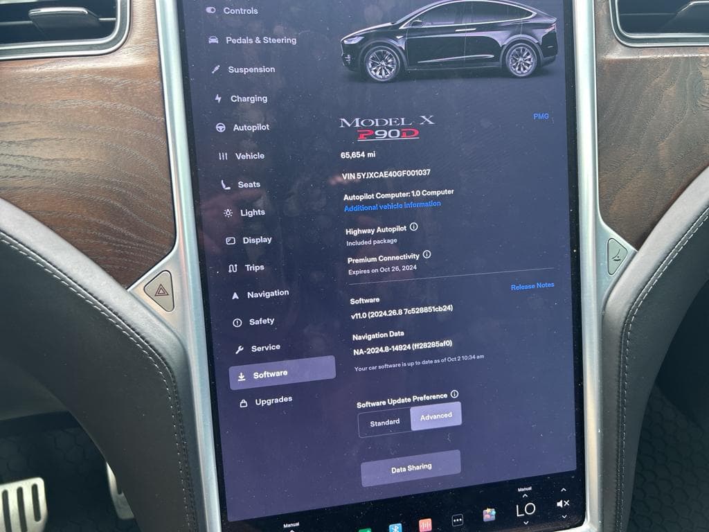 2016 Tesla Model X view 10