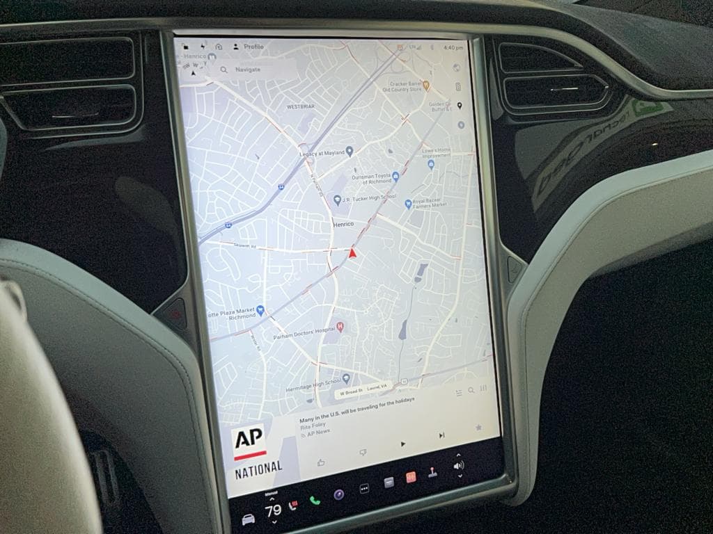 2016 Tesla Model X view 10