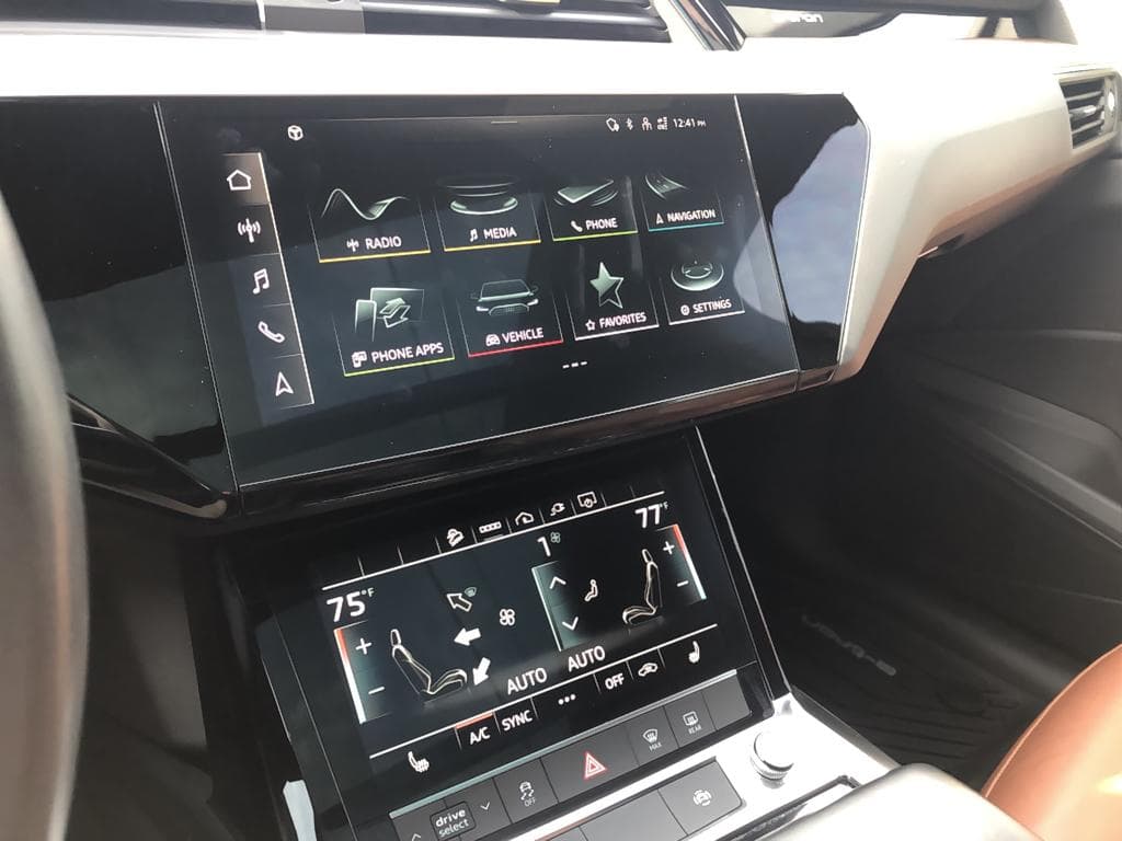 2022 Audi e-tron view 12