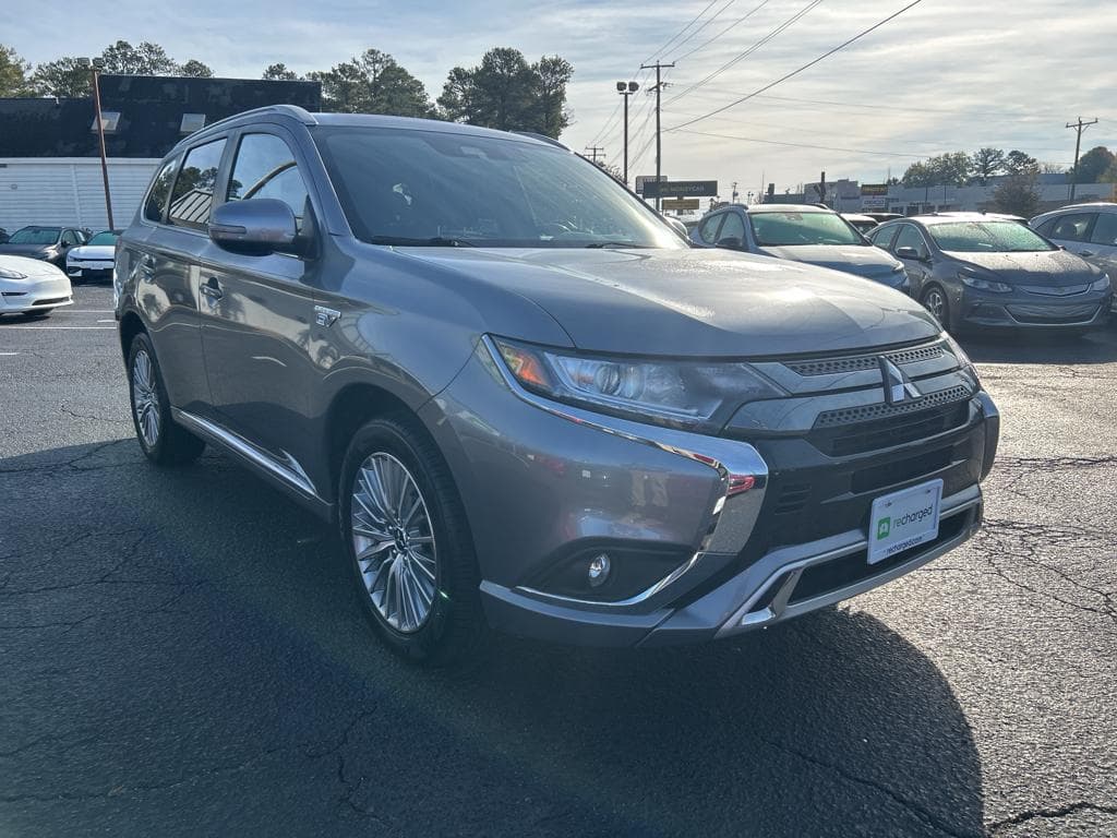 2022 Mitsubishi Outlander PHEV view 4