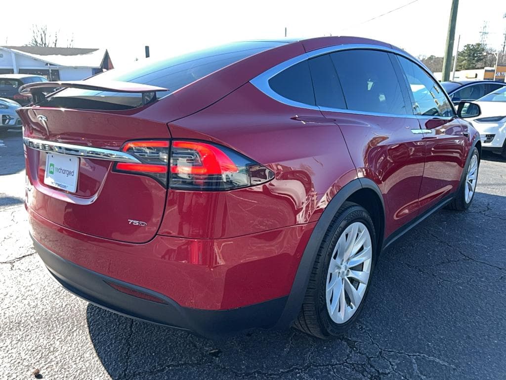 2017 Tesla Model X view 3