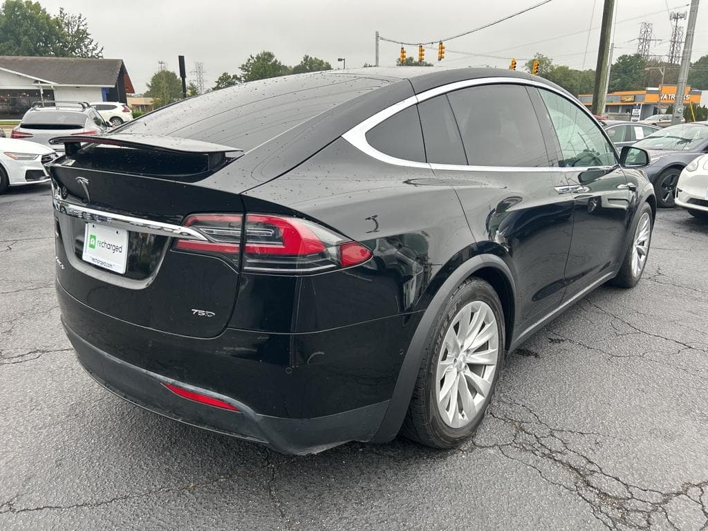 2017 Tesla Model X view 3