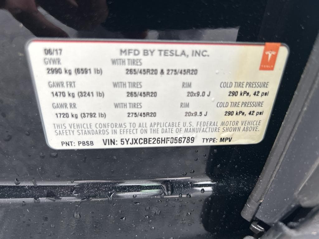 2017 Tesla Model X view 21