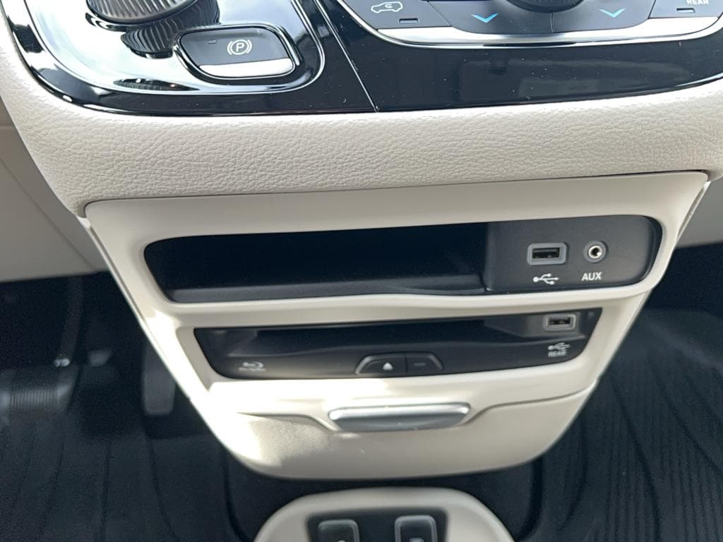 2018 Chrysler Pacifica view 16