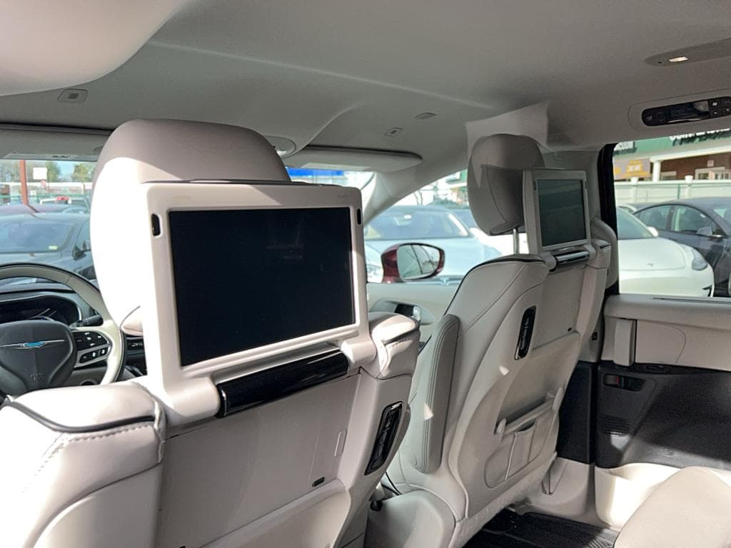 2018 Chrysler Pacifica view 19