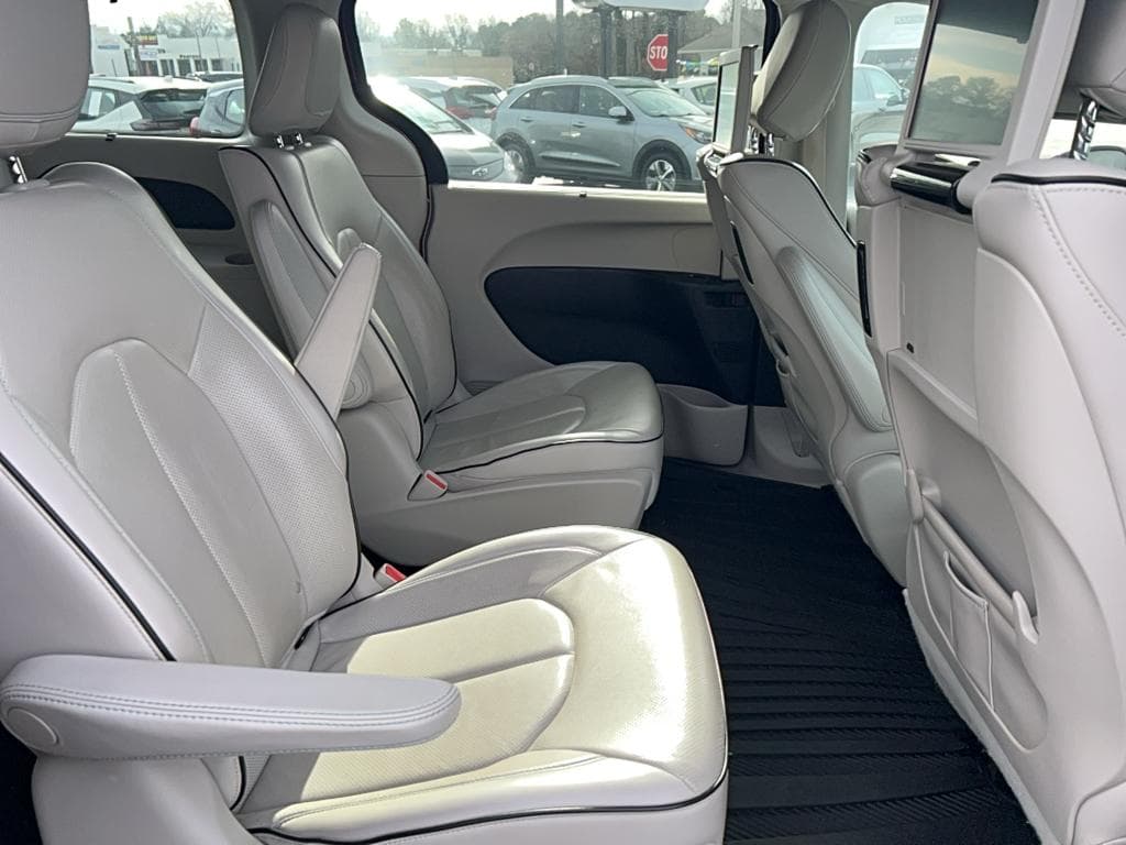 2018 Chrysler Pacifica view 21