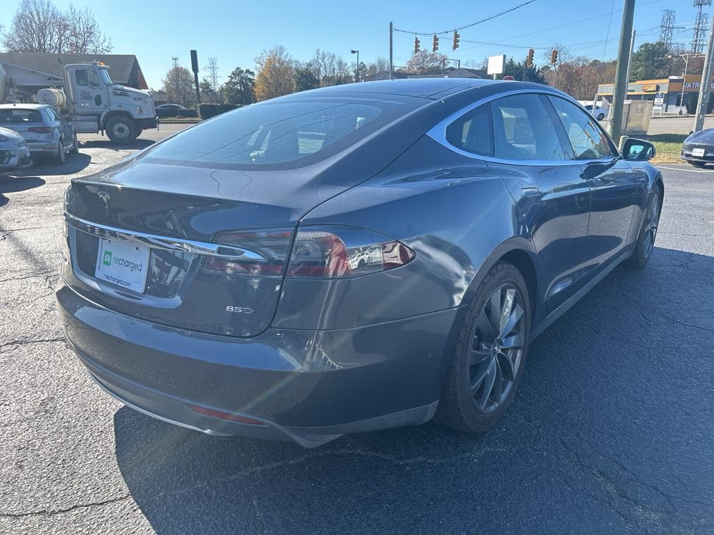 2015 Tesla Model S view 3