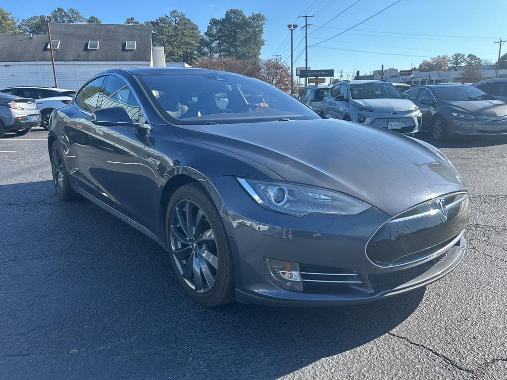 2015 Tesla Model S view 4