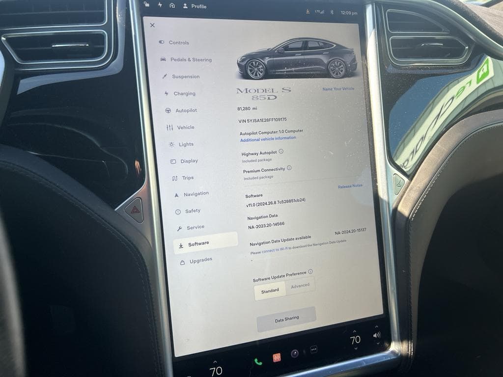 2015 Tesla Model S view 10