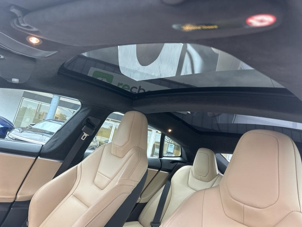 2016 Tesla Model S view 17