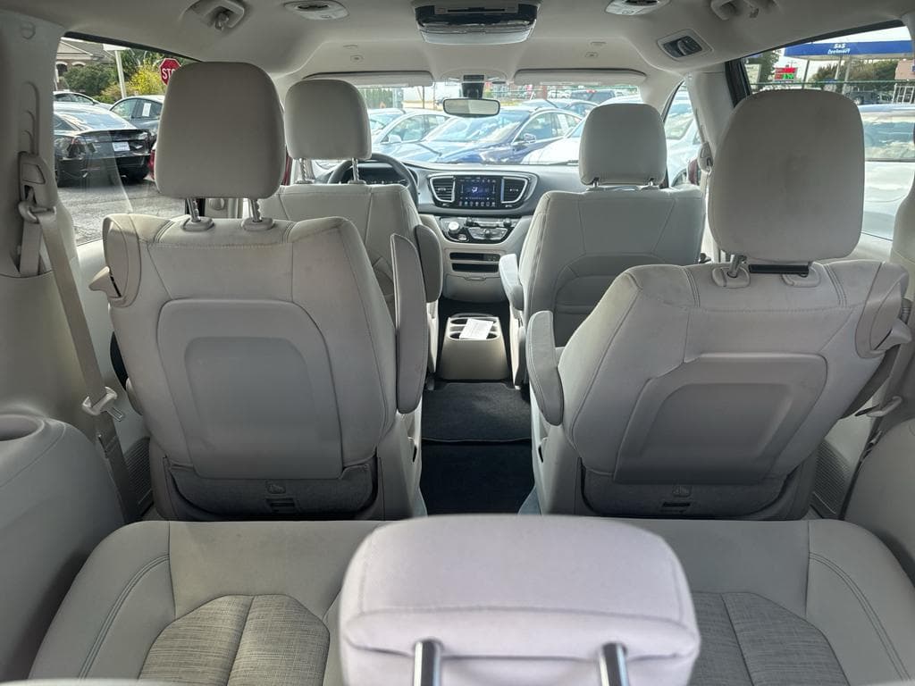 2018 Chrysler Pacifica view 16