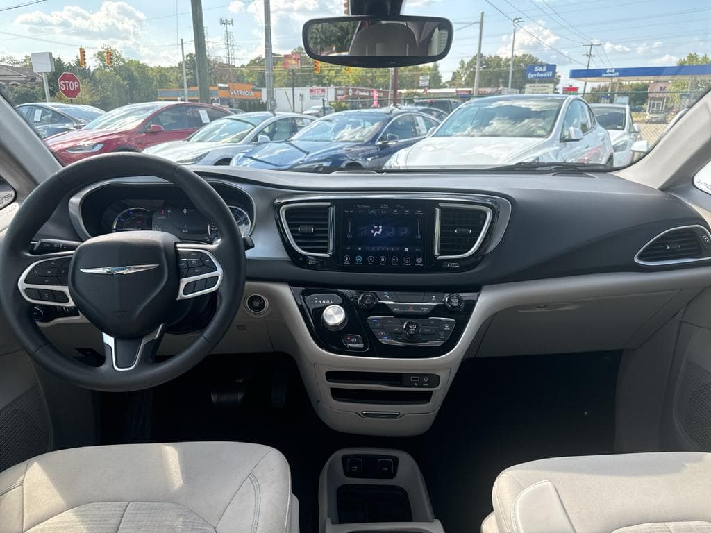 2018 Chrysler Pacifica view 11