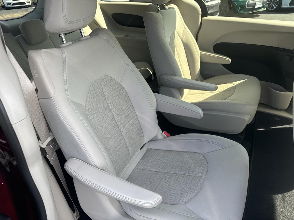 2018 Chrysler Pacifica view 17