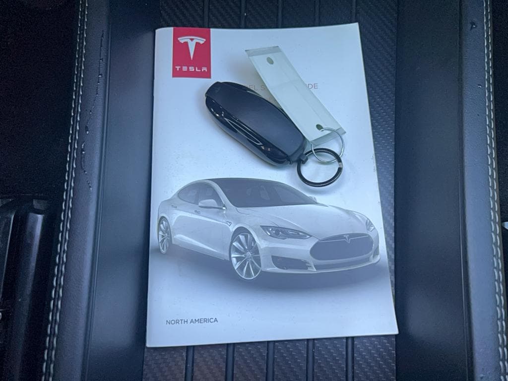 2016 Tesla Model S view 15