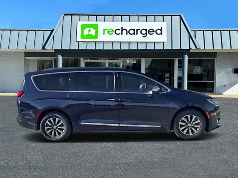 2020 Chrysler Pacifica view 8