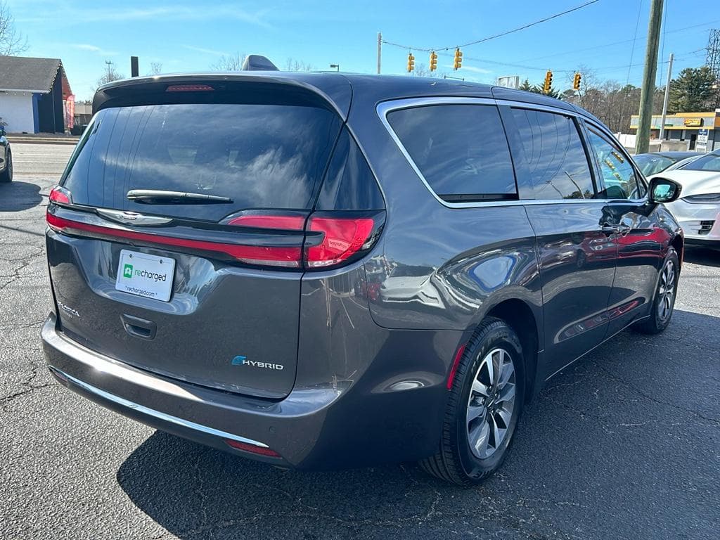 2022 Chrysler Pacifica view 3