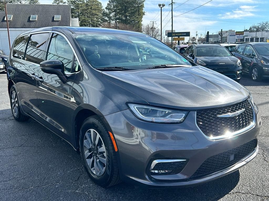 2022 Chrysler Pacifica view 4