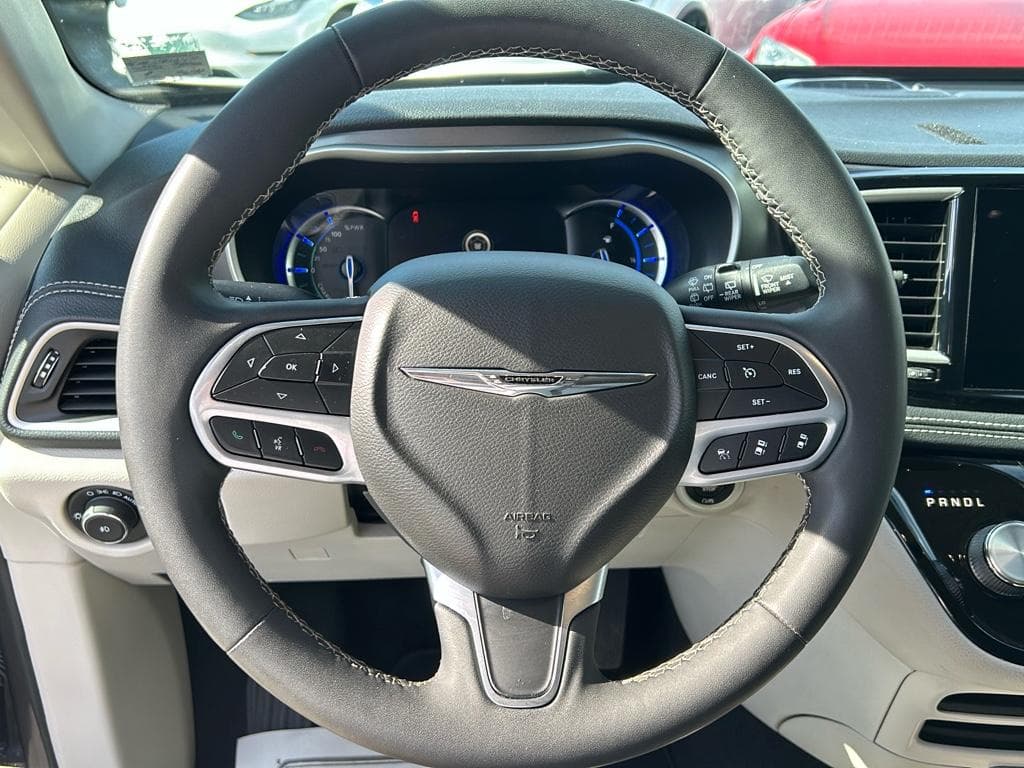 2022 Chrysler Pacifica view 8