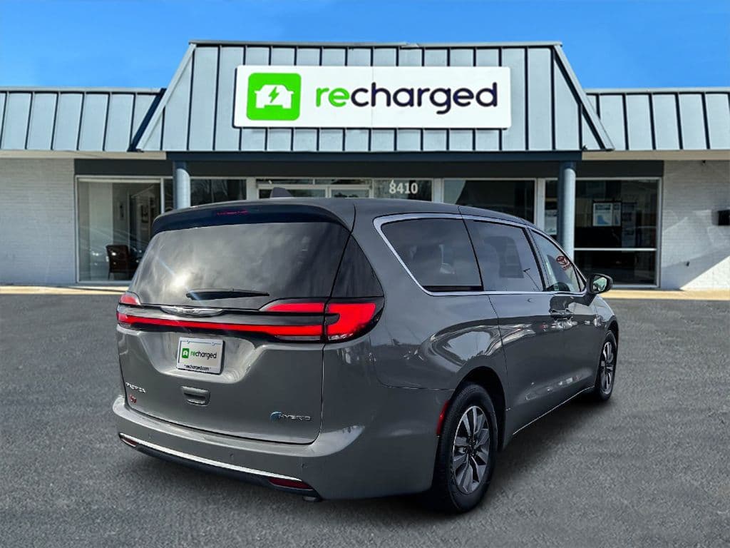 2022 Chrysler Pacifica view 6