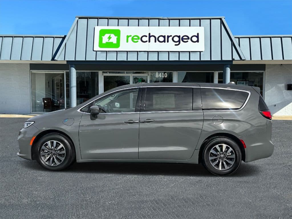 2022 Chrysler Pacifica view 7