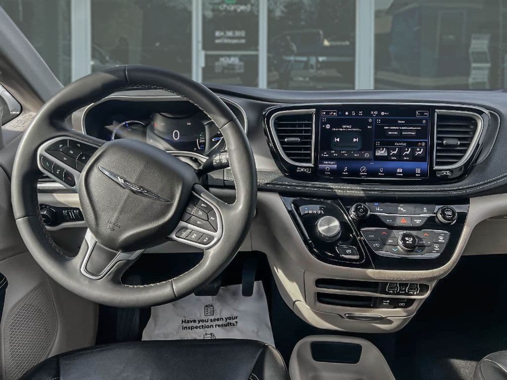 2022 Chrysler Pacifica view 16