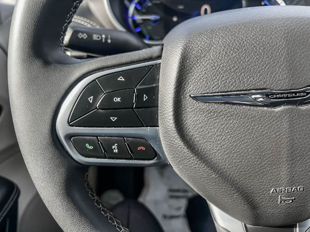 2022 Chrysler Pacifica view 17